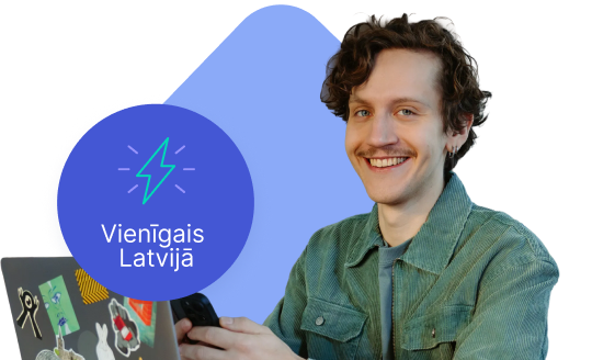 Vīrietis pie datora un zīme 'Vienīgais Latvijā'.