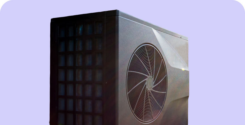 Melna siltumsūkņa āra bloka ventilators uz gaiši violeta fona