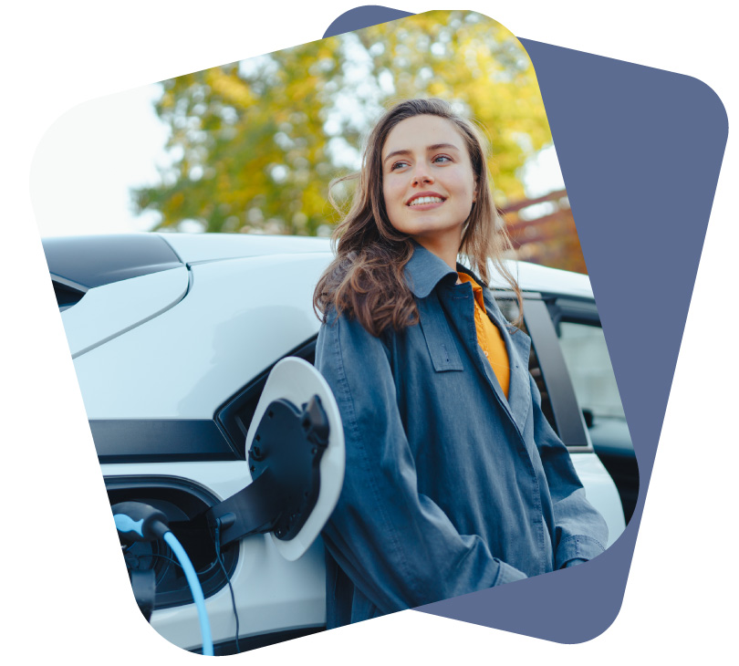 Smaidūga sieviete, atstutējusies pret elektroauto, skatās tālumā.