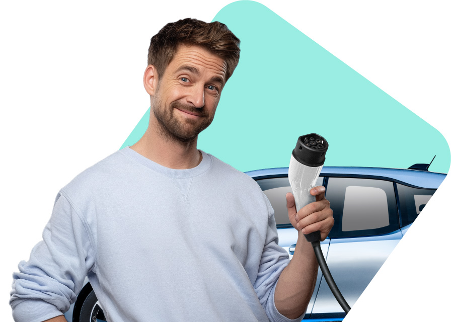 Smaidīgs vīrietis ar elektroauto lādētāju rokās uz zilganzaļa fona.