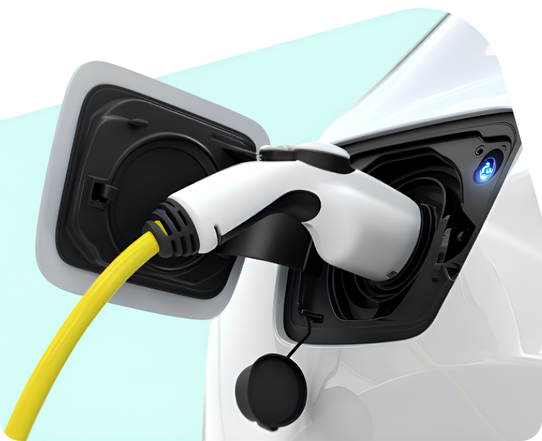 Tuvplāns, kurā redzams baltam elektroauto pievienots uzlādes kabelis.