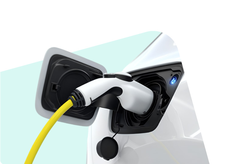 elektroauto uzlādes konektors iesprausts automašīnā