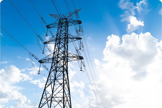 Elektroenerģijas apakšstacija uz mākoņu fona.